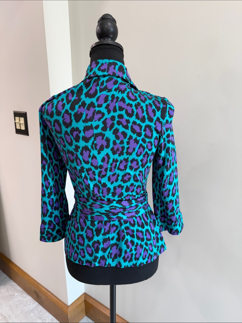Diane Von Furstenburg Vintage Jill top purple teal animal print wrap silk size 8 - Picture 3 of 6